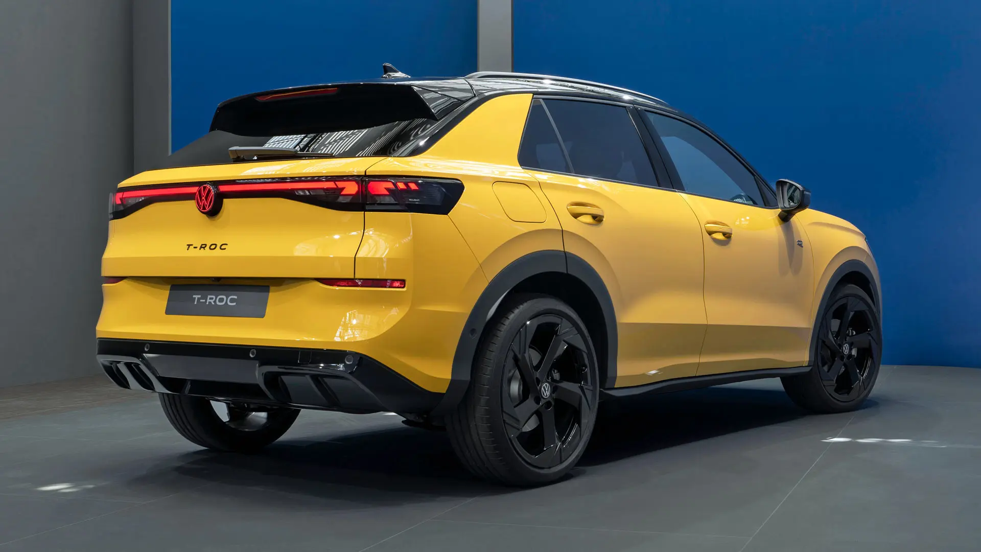 نمای داخلی کابین فولکس‌واگن T-Roc با نمایشگر دیجیتال و داشبورد مدرن