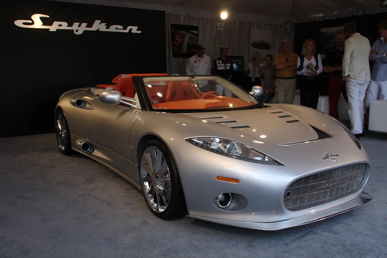 طراحی عقب Spyker C8 با خطوط اسپورت و چراغ‌های بزرگ