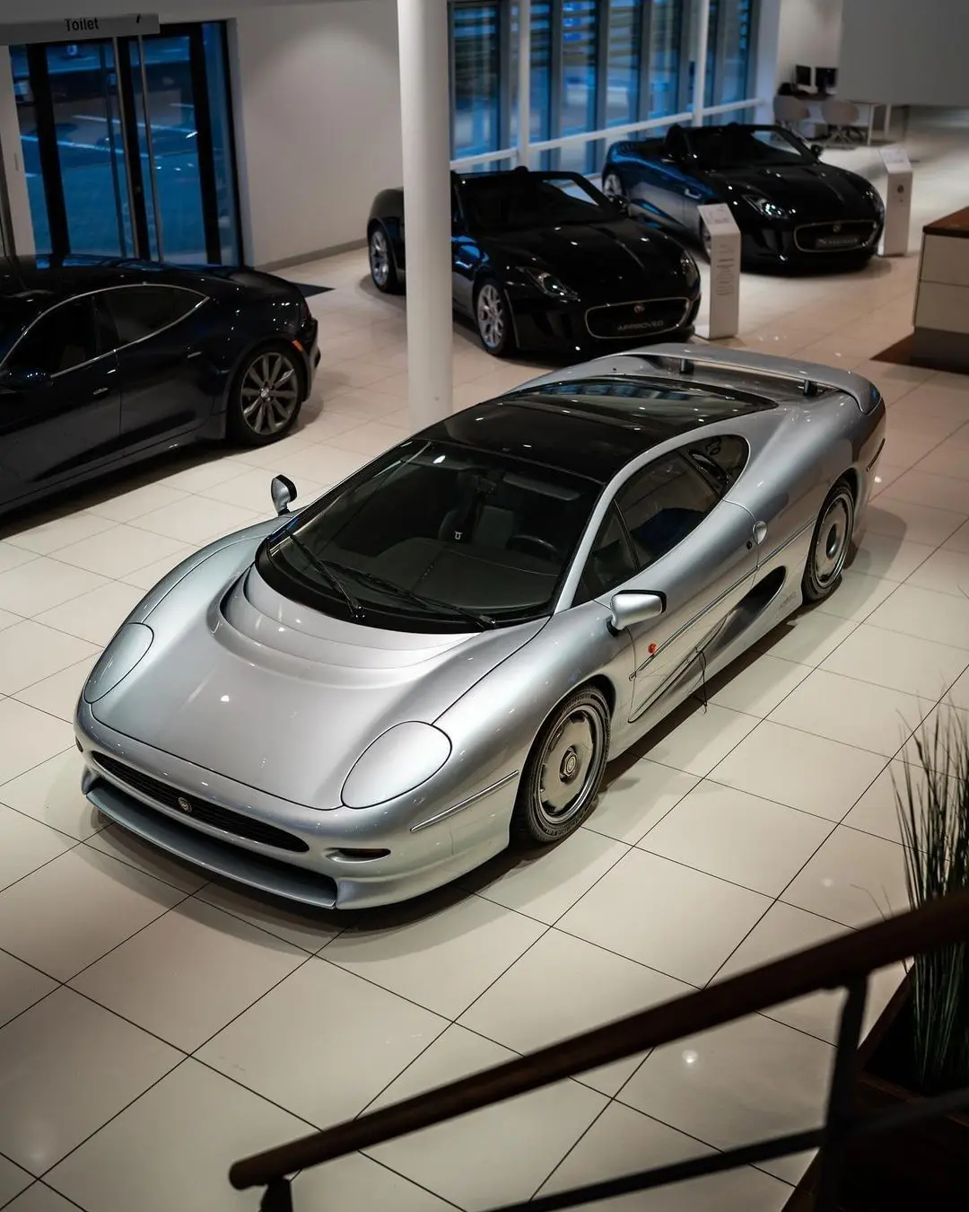 داخل کابین جگوار XJ220 با طراحی مدرن و مواد پیشرفته
