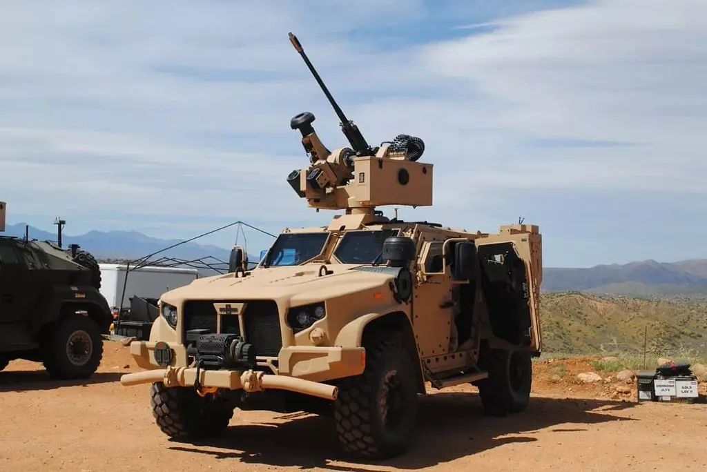 نمایی از خودرو تاکتیکی اوشکوش JLTV در محیط نظامی