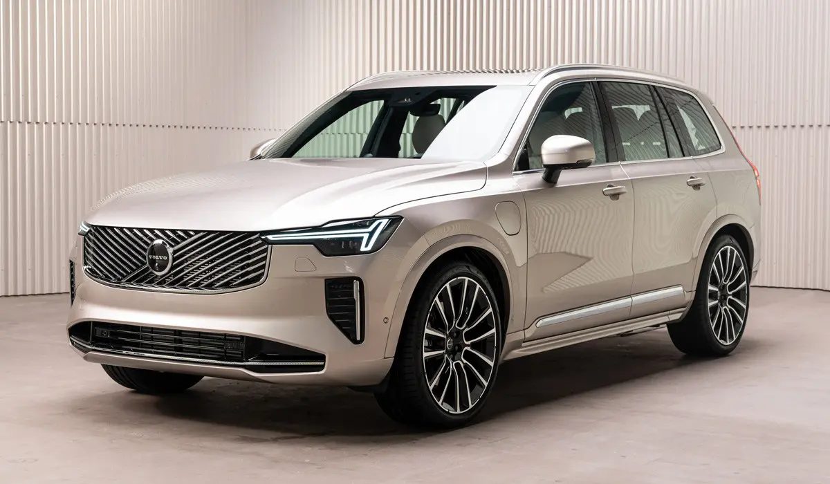 طراحی جلو و عقب خودرو Volvo XC90 با نورافکنهای LED و گریدیلهای تیز