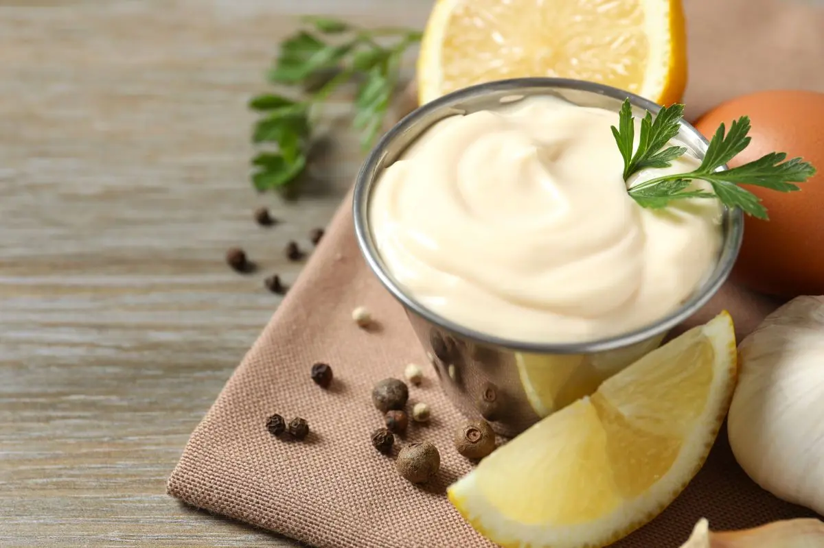 مواد اولیه تهیه سس مایونز خانگی شامل تخم‌مرغ، روغن و ادویه