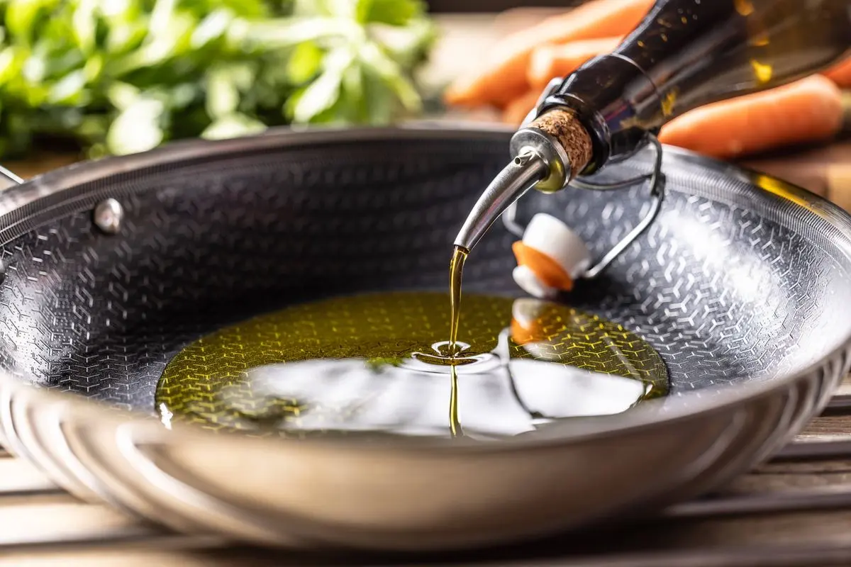 روغن‌های مختلف در ظروف مختلف برای پخت‌وپز