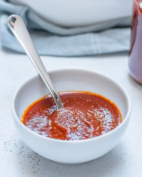 خیارشور خانگی با مواد تازه و طبیعی در دست یک آشپز