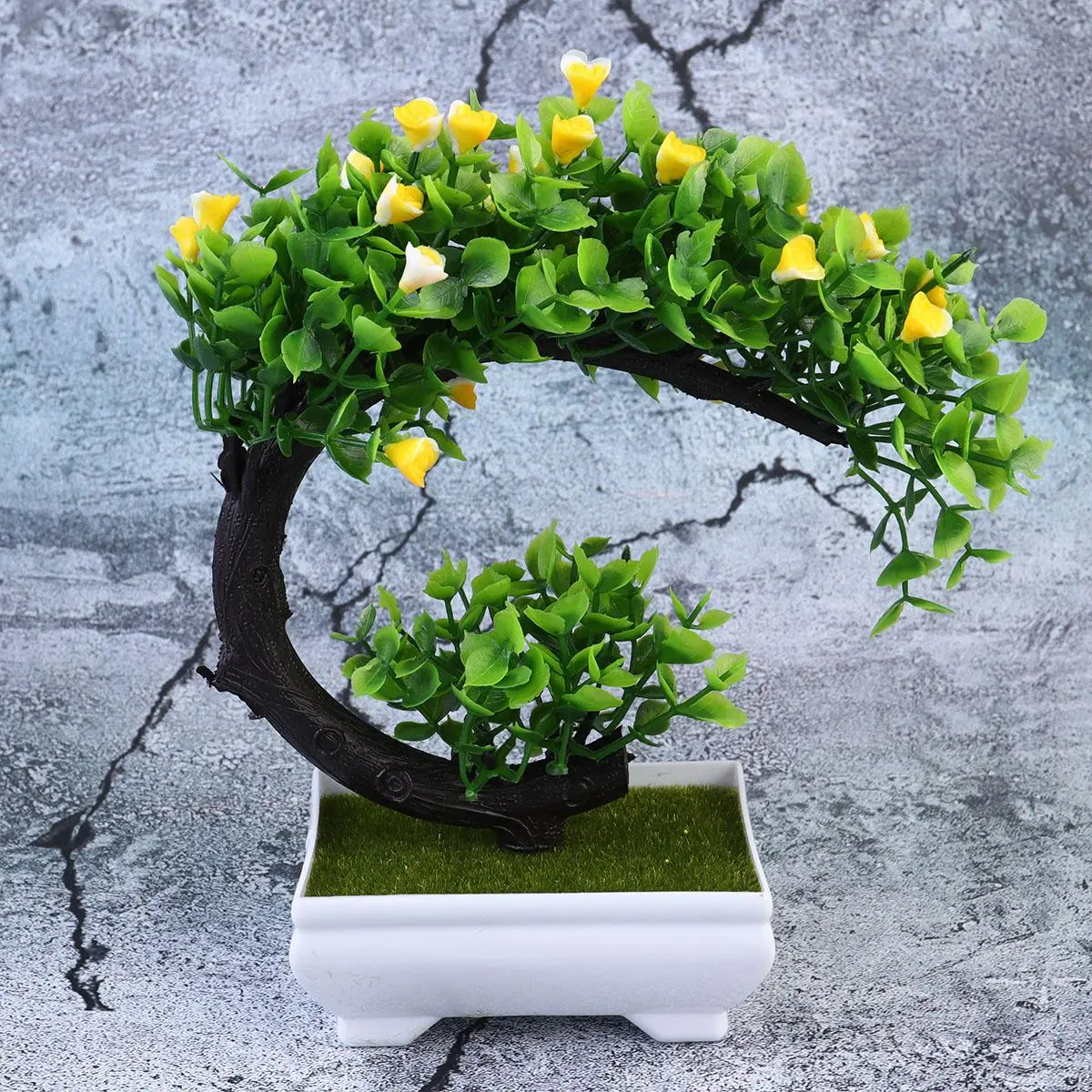 نمونه‌ای از درختچه مصنوعی در فضای خارجی با طراحی مناسب برای مقاومت در برابر شرایط آب و هوایی