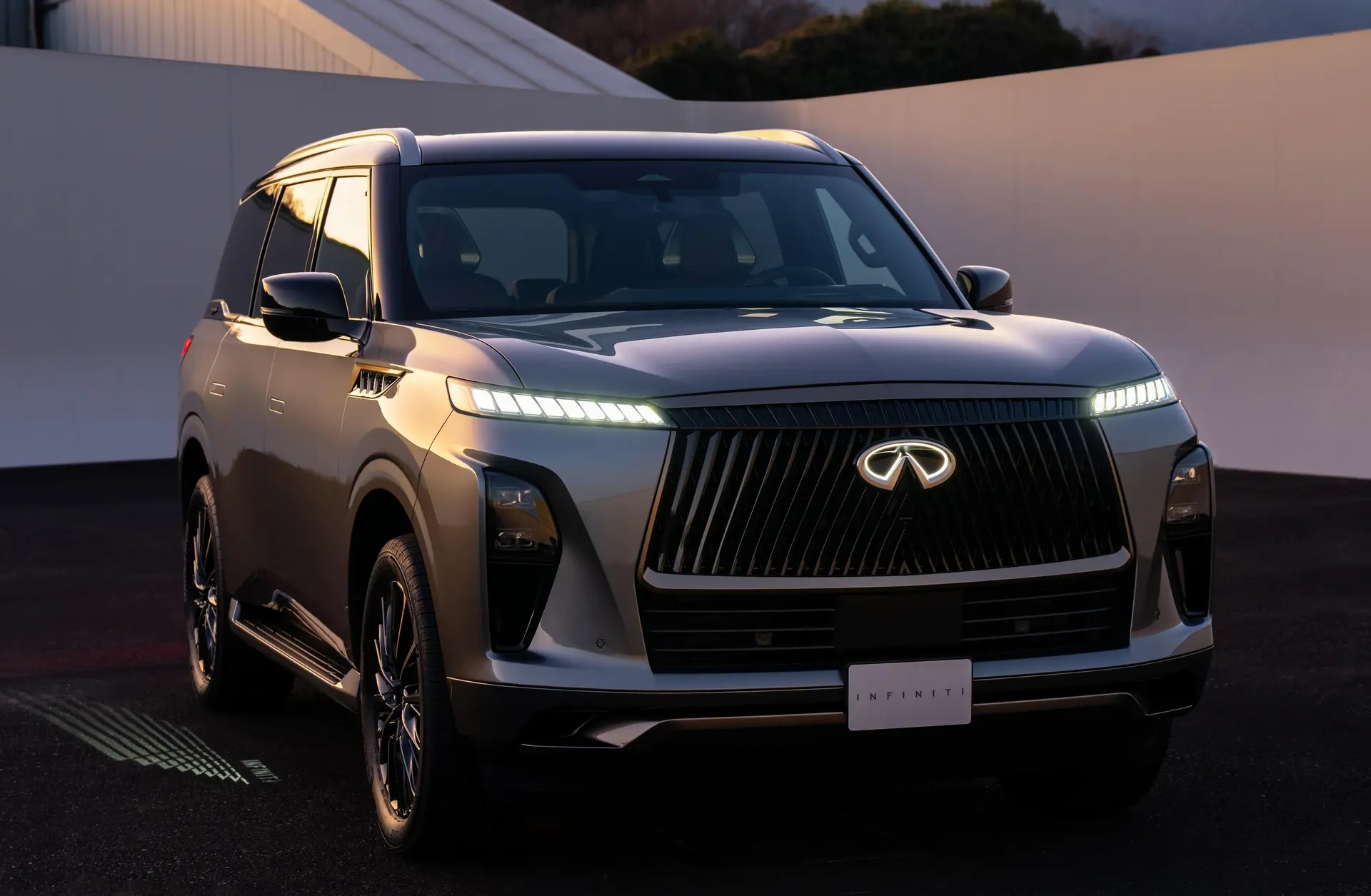 کابین داخلی اینفینیتی QX80 با صفحه نمایش بزرگ و صندلیهای لوکس