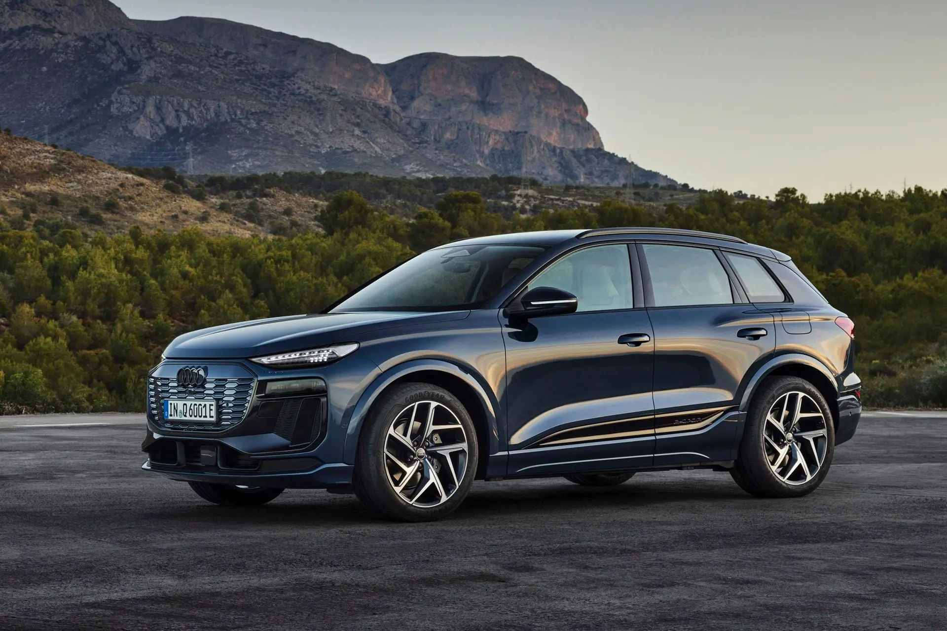 صندلی‌های جلویی و فضای داخلی آودی Q6 e-tron