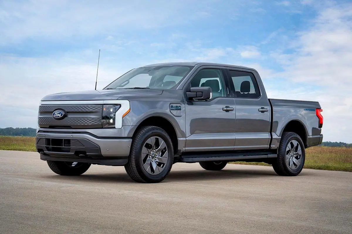 داشبورد دیجیتال فورد F-150 Lightning با صفحه نمایش مرکزی بزرگ و کنترل‌های مدرن