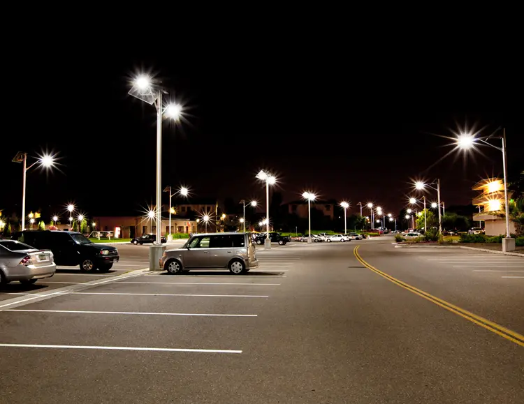 پارکینگ مدرن با چراغهای LED و سیستم نورپردازی هوشمند