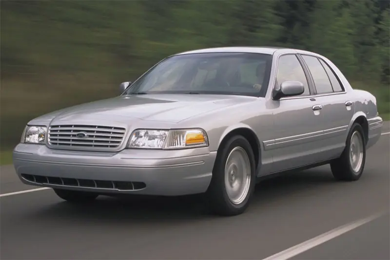 داخل کابین Ford Crown Victoria با فضای داخلی بزرگ و صندلیهای راحتی