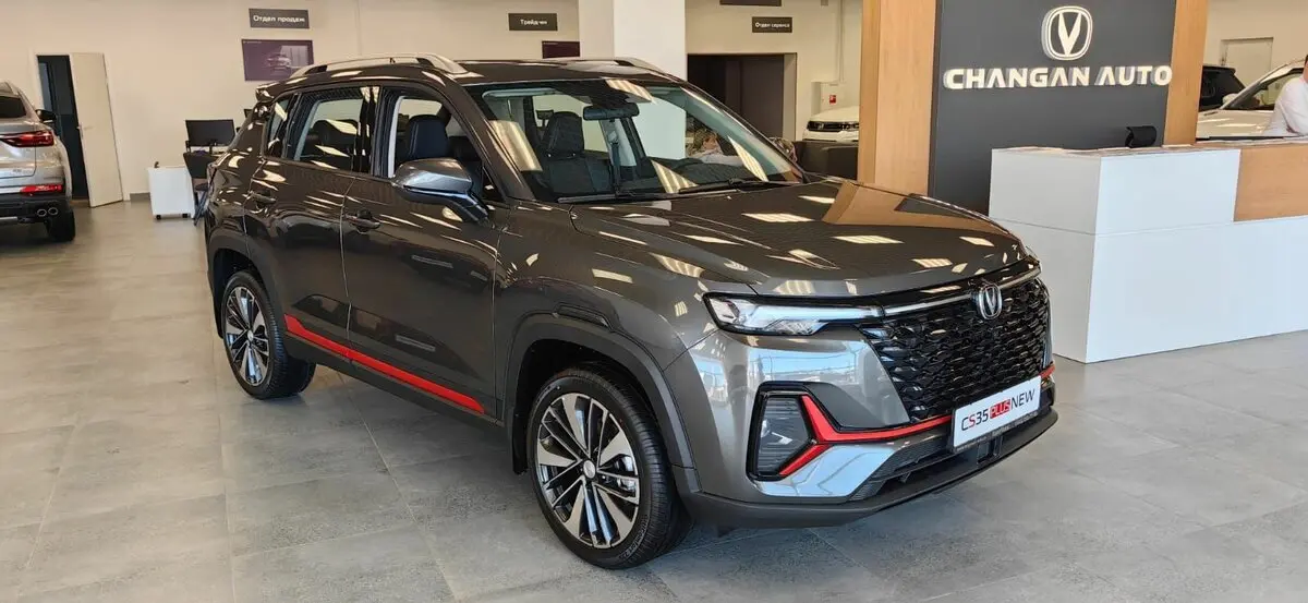 چانگان CS35 پلاس با طراحی مدرن و چراغهای LED در جلوی خودرو