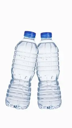 نمونه‌های مختلف بطری آب با مواد مختلف از جمله پلاستیک، شیشه و فلز