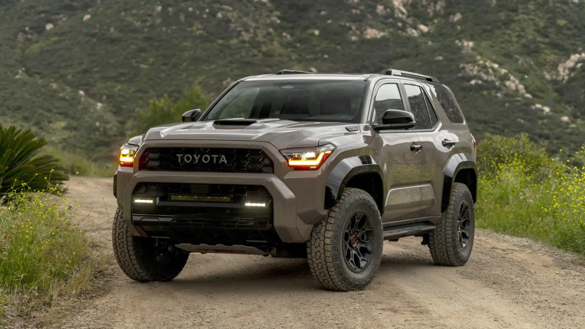 Toyota 4Runner TRD Pro در حال عبور از مسیر لجن‌زده، نشان‌دهنده قابلیت‌های آفرود آن