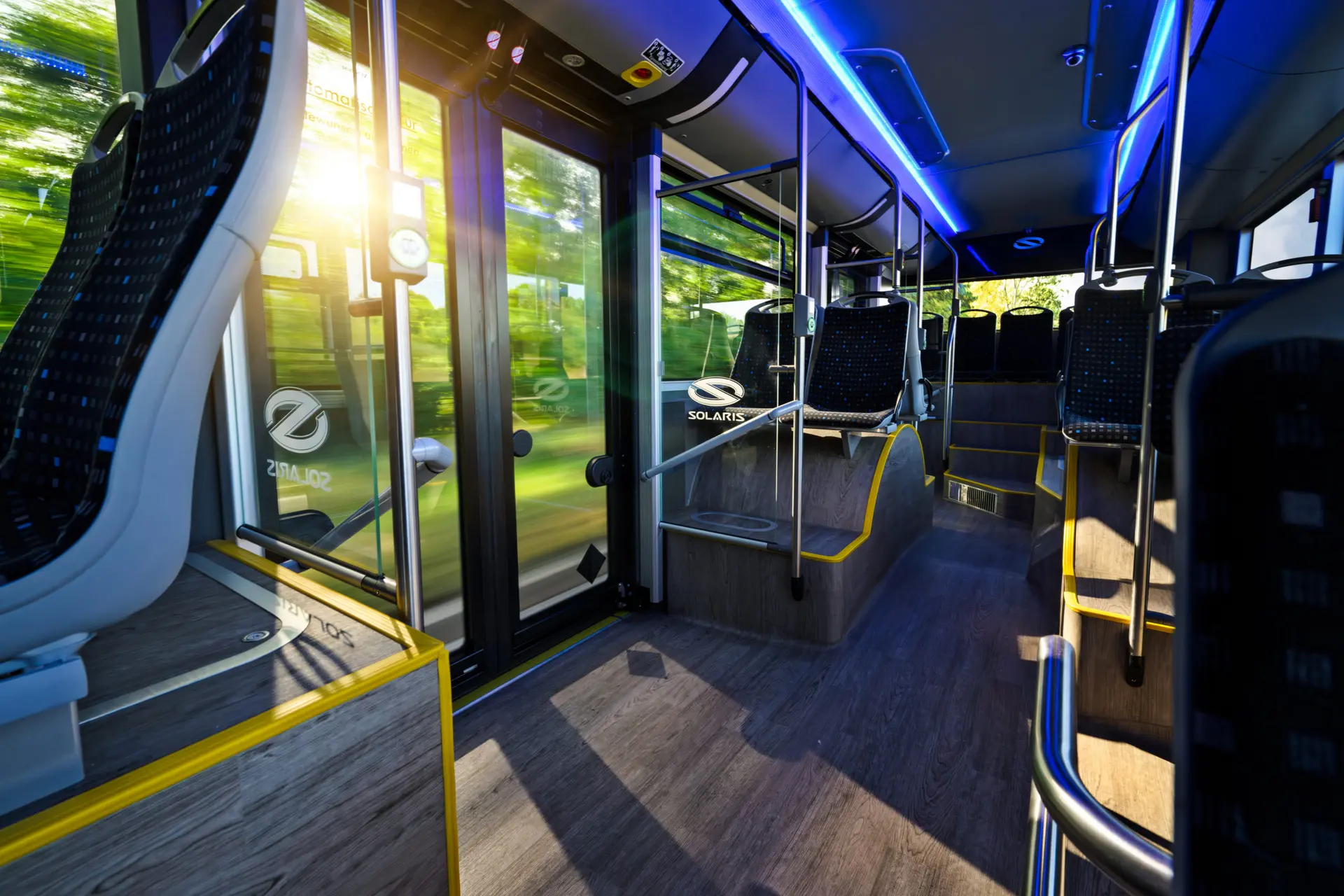 اتوبوس هیدروژنی Solaris Urbino 18 در حال حرکت در یک مسیر شهری