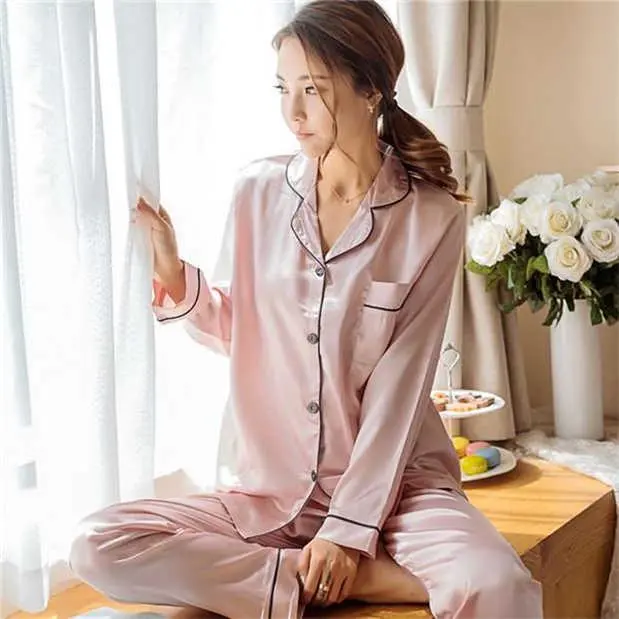 پیراهن شب زنانه با طراحی کلاسیک و آستین بلند