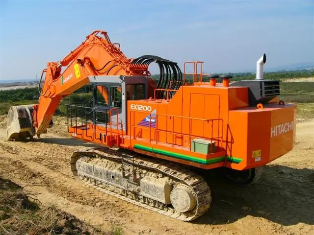 اپراتور حرفه‌ای در حال کنترل بیل مکانیکی هیتاچی ZX1200 در یک پروژه راه‌سازی