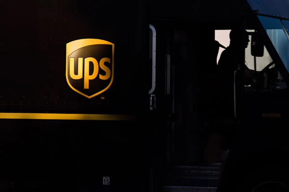 نمونه‌ای از UPS با ویژگی‌های پیشرفته مانند نمایشگر دیجیتال و سیستم‌های مدیریت از راه دور