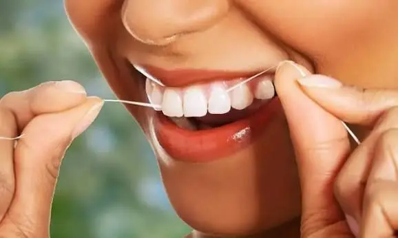 نمونهای از مسواک بین دندانی با دستگیره چوبی و سر نایلونی