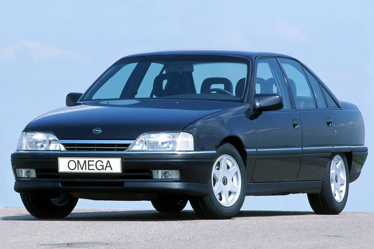 داخل کابین Opel Omega با طراحی لوکس و امکانات پیشرفته