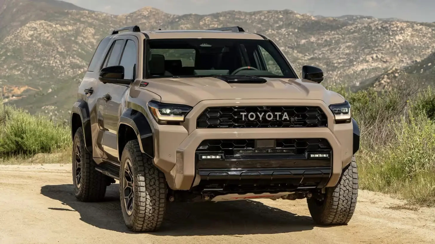 داخل کابین Toyota 4Runner با داشبورد مدرن و سیستم‌های کمک رانندگی پیشرفته
