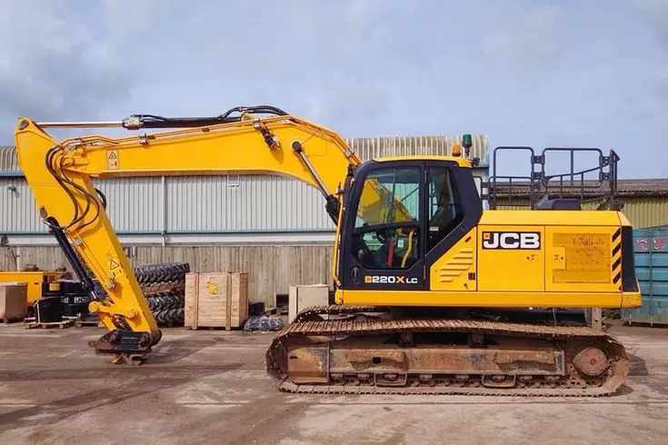 سیستم هیدرولیک و لبه‌های قابل تعویض بیل مکانیکی JCB 220X LC
