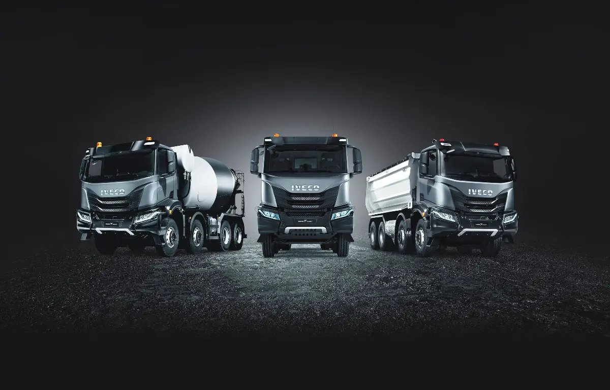کامیون Iveco T-Way در حال حمل بار سنگین در یک پروژه عمرانی