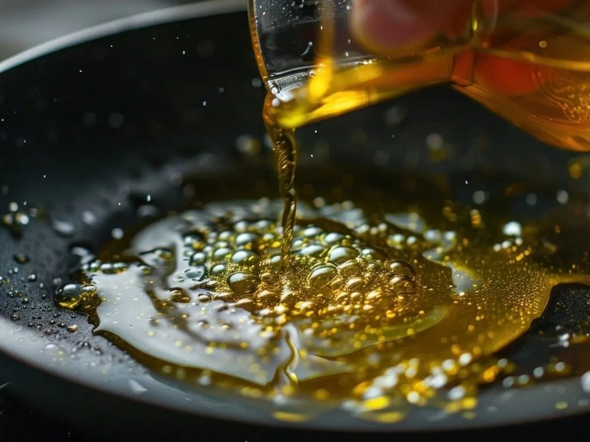 روغن‌های مختلف سرخ کردنی در بطری‌های شفاف
