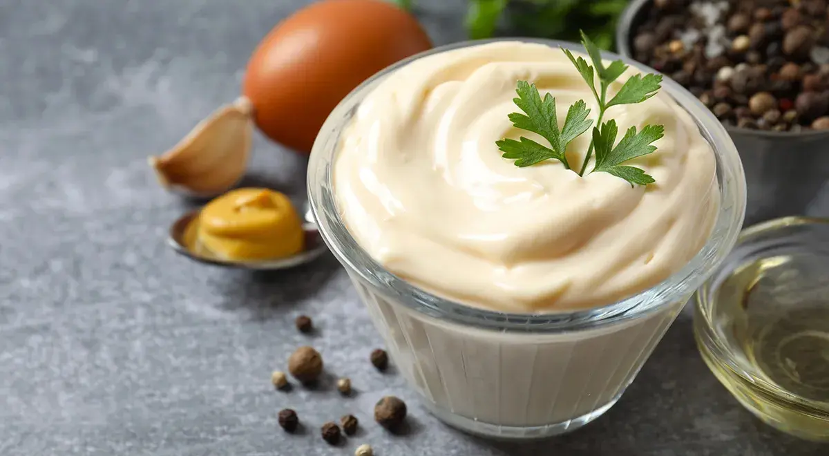 مایونز خانگی با مواد طبیعی و تخم‌مرغ تازه