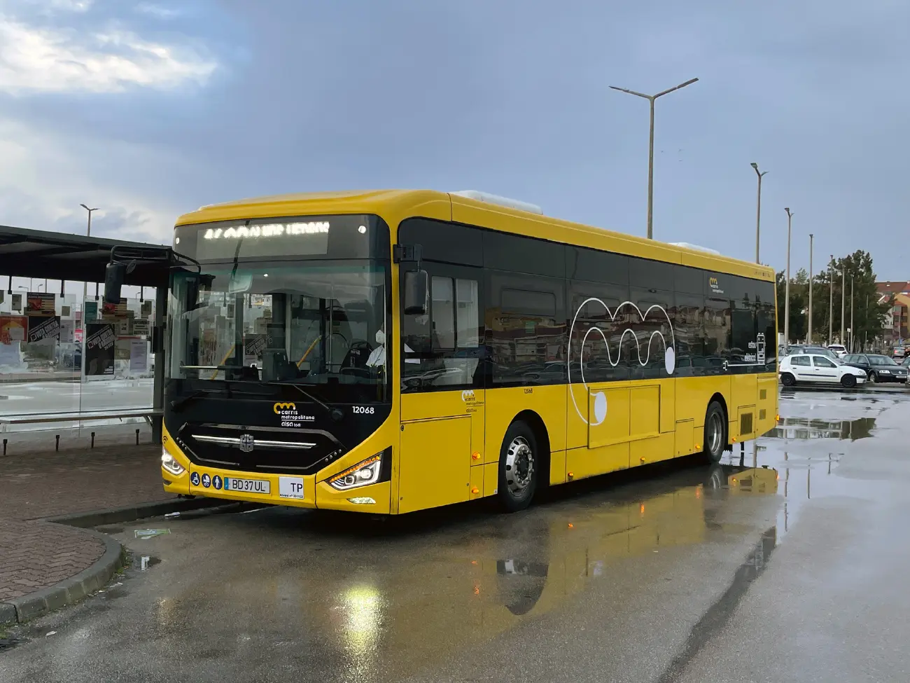 اتوبوس برقی Zhongtong N12 در حال حرکت در یک خط شهری