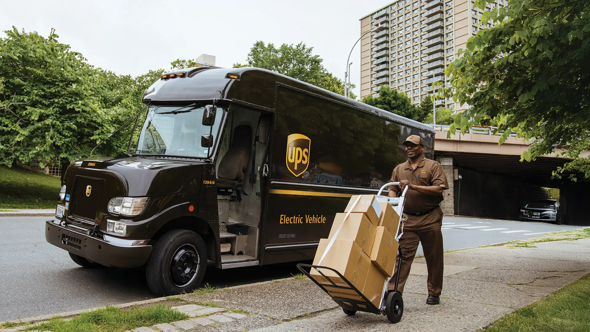 نمایی از یک دستگاه UPS کوچک با باتری داخلی و پورت‌های خروجی برای اتصال دستگاه‌های الکترونیکی