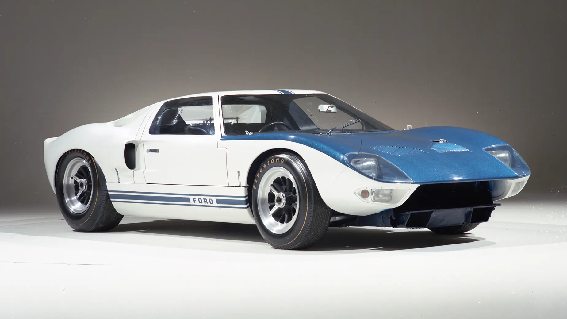 نمونه اولیه خودرو مسابقه‌ای Ford GT40 در سال ۱۹۶۴ با طراحی اولیه و بدنه آلومینیومی