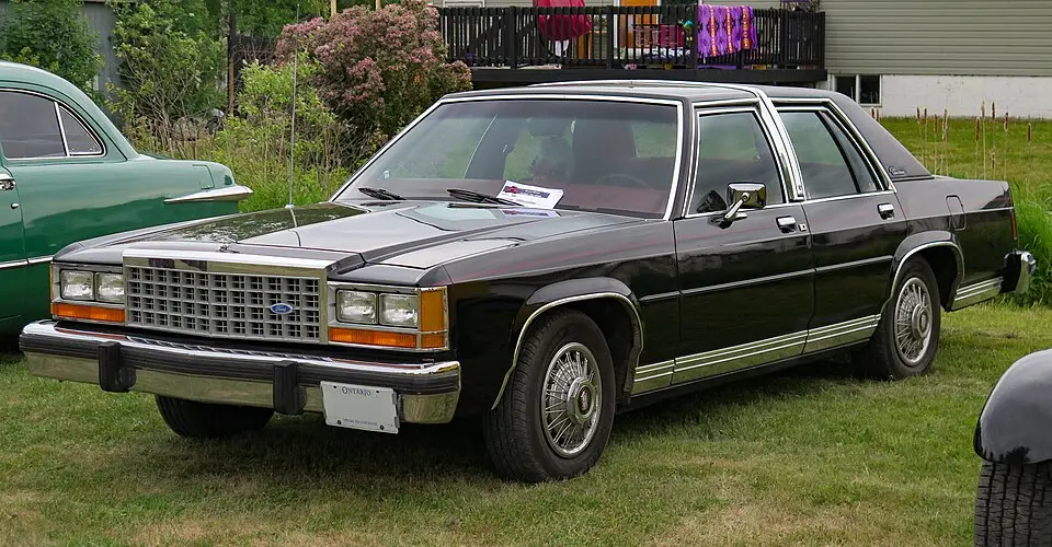 نمونهای از مدلهای قدیمی Ford Crown Victoria با طراحی کلاسیک و گریل بزرگ