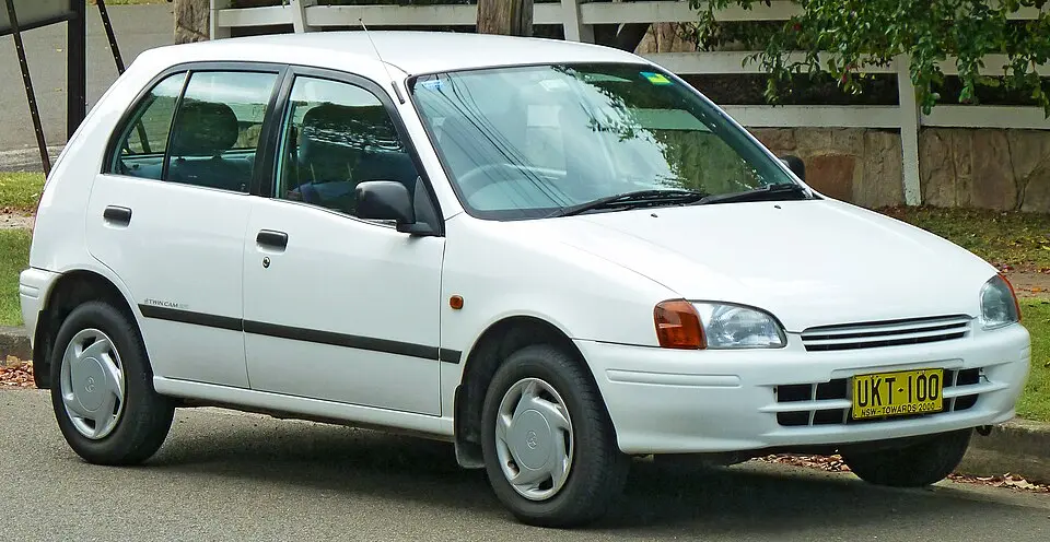 طراحی داخلی Toyota Starlet با کنسول مرکزی ساده و کاربردی