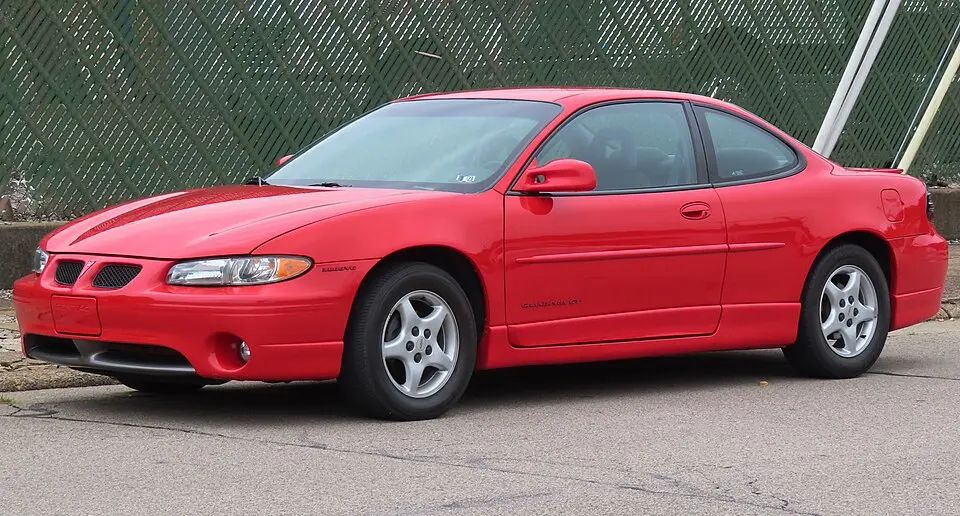طراحی جلو و جلوپیشین مدل GT Pontiac Grand Prix با چراغهای هالوژن و گریل بزرگ
