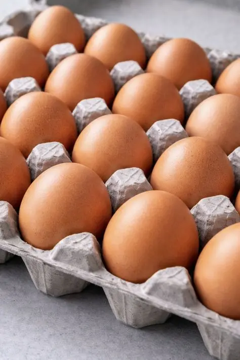 تخم مرغ محلی با رنگ طبیعی و یکدست