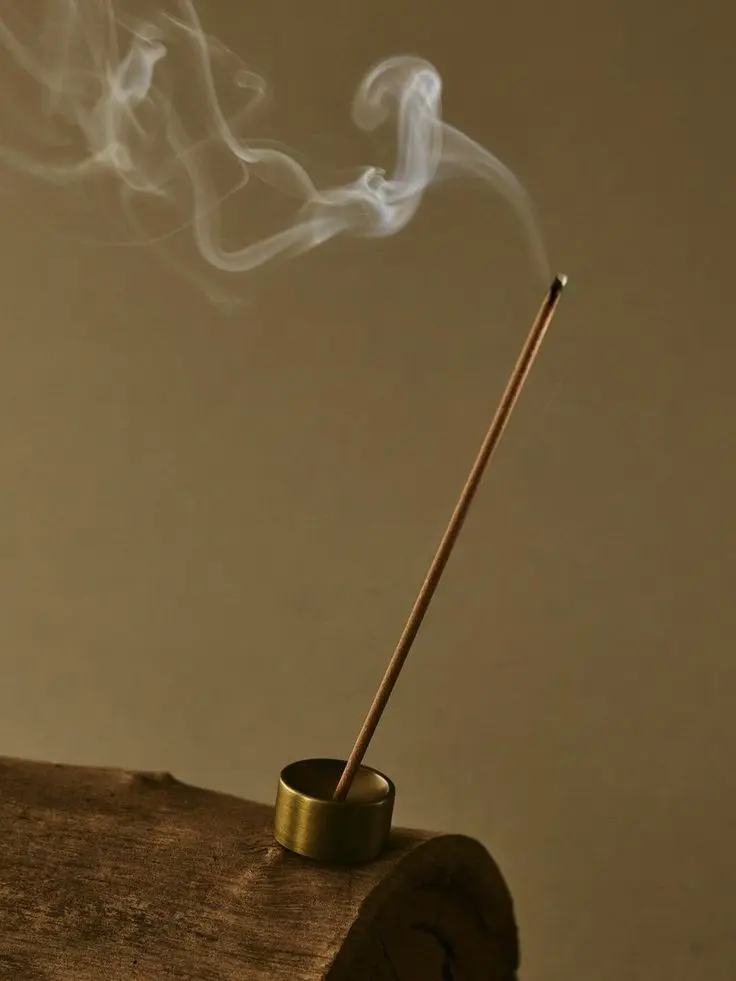 عودهای کربنی در کنار یک ظرف آب برای کاهش دود