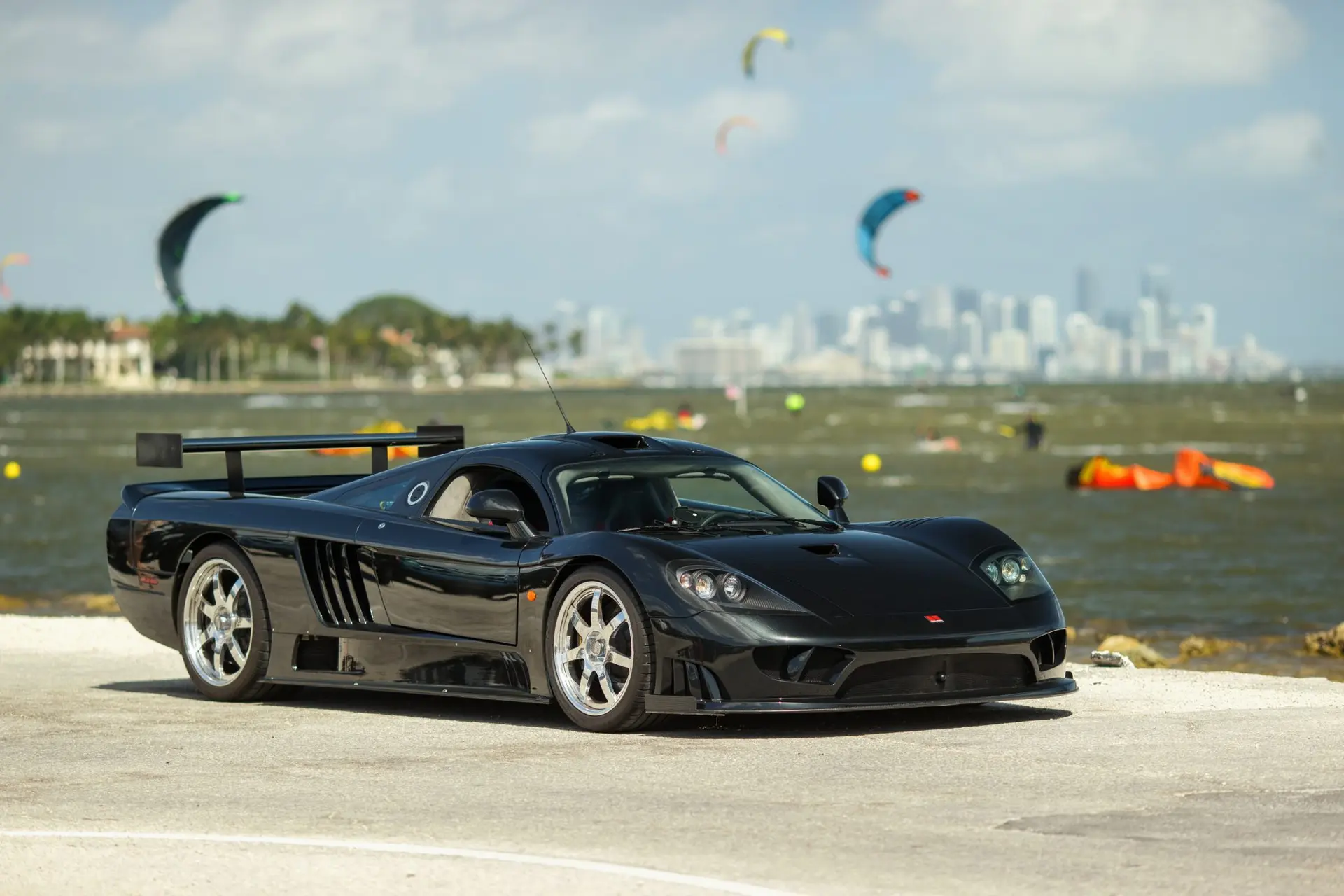 Saleen S7 با طراحی اسپرت و بدنه آلومینیومی