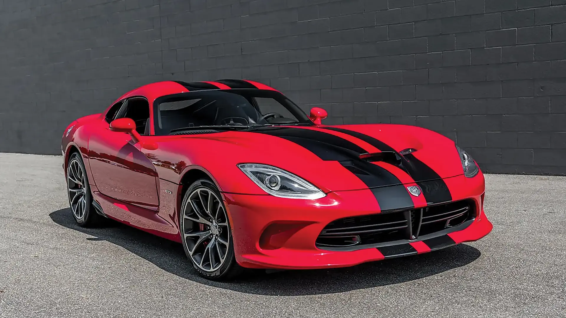 داخلی داج SRT Viper با صندلی‌های ورزشی و نمایشگرهای دیجیتال