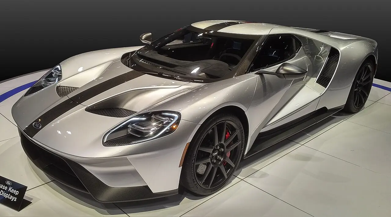 نسخه کلاسیک Ford GT40 با طراحی اسپورت و خطوط کلاسیک