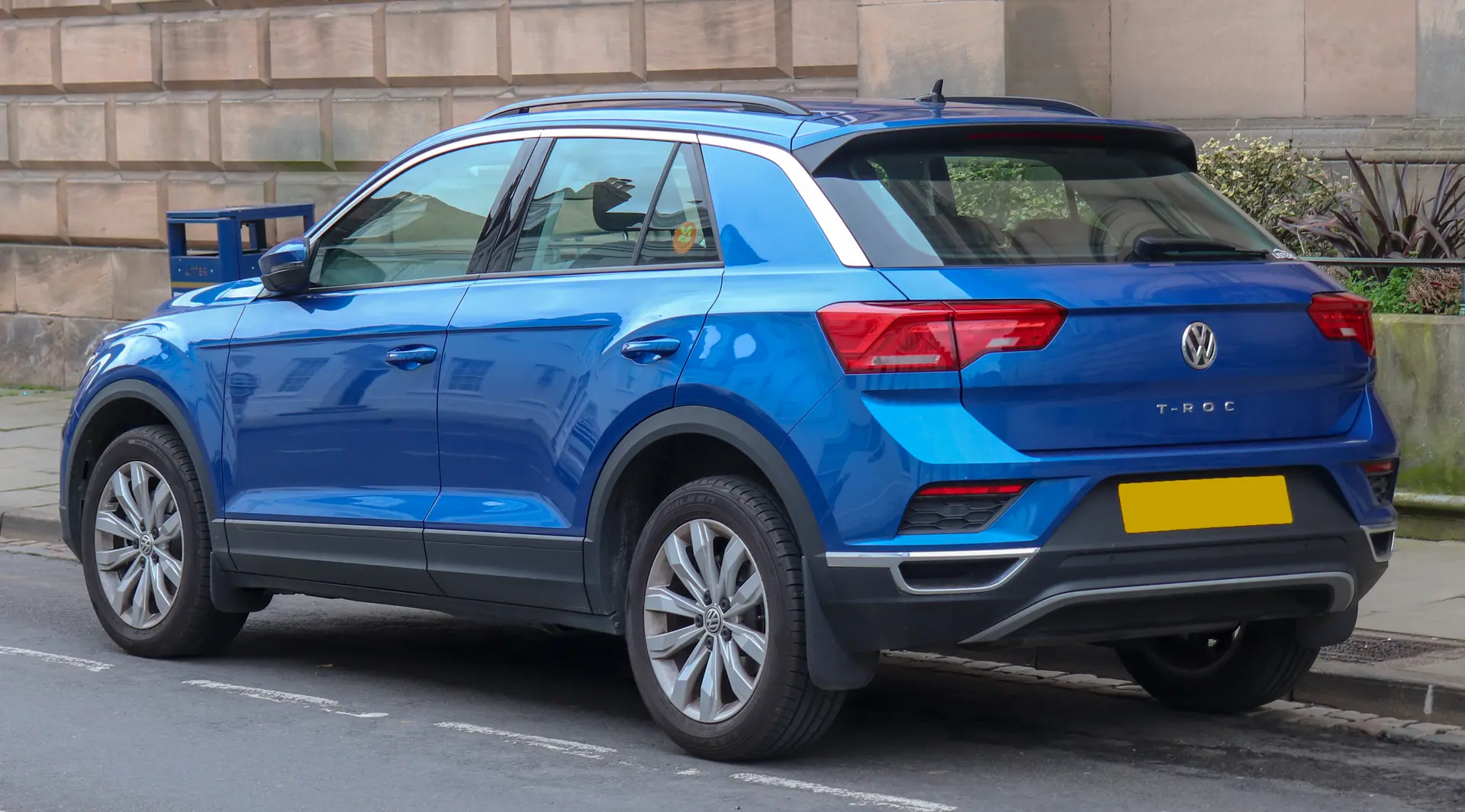 نمای عقب و طراحی بدنه مدل T-Roc با چراغ‌های LED