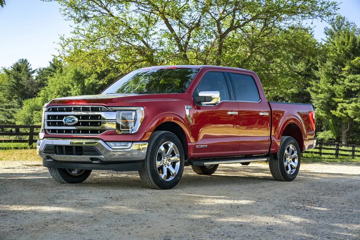 نمای سه‌چهارم جلو پیکاپ Ford F-150 با طراحی مدرن و چراغ‌های LED پیشرفته
