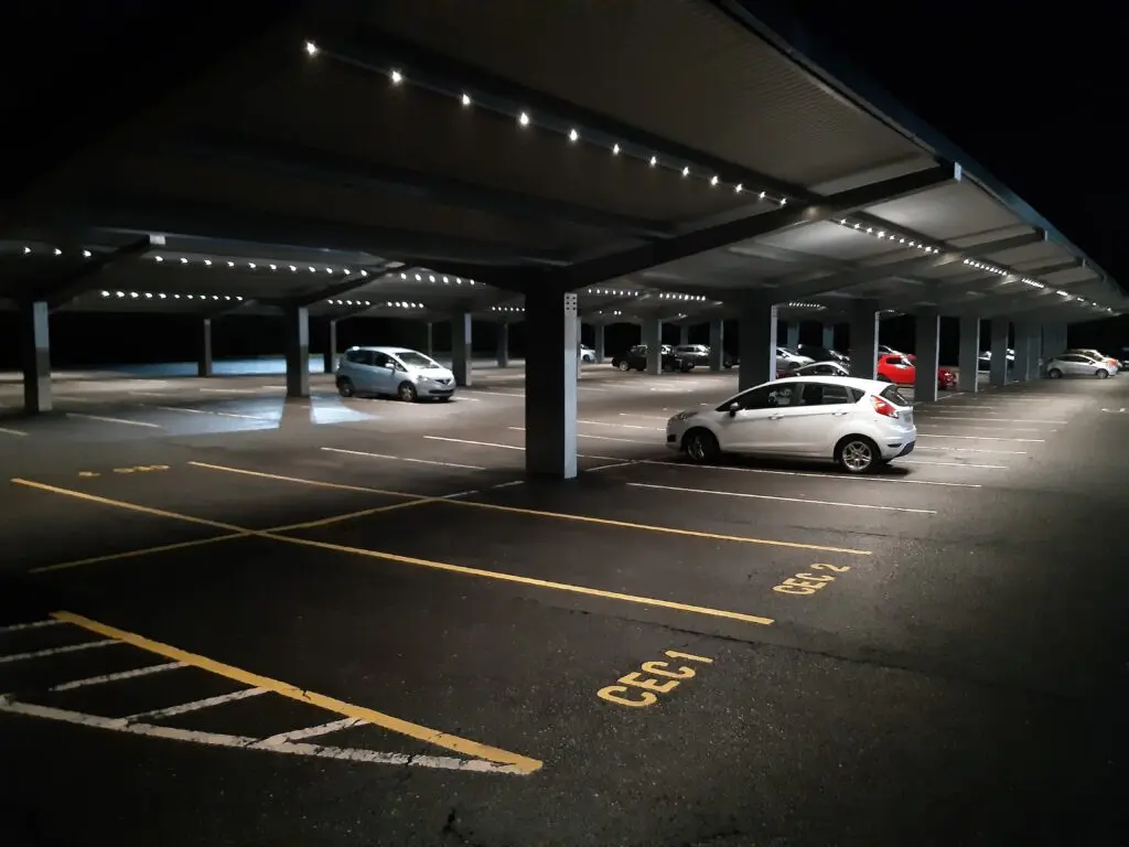چراغهای LED پارکینگ با نور سفید یکنواخت