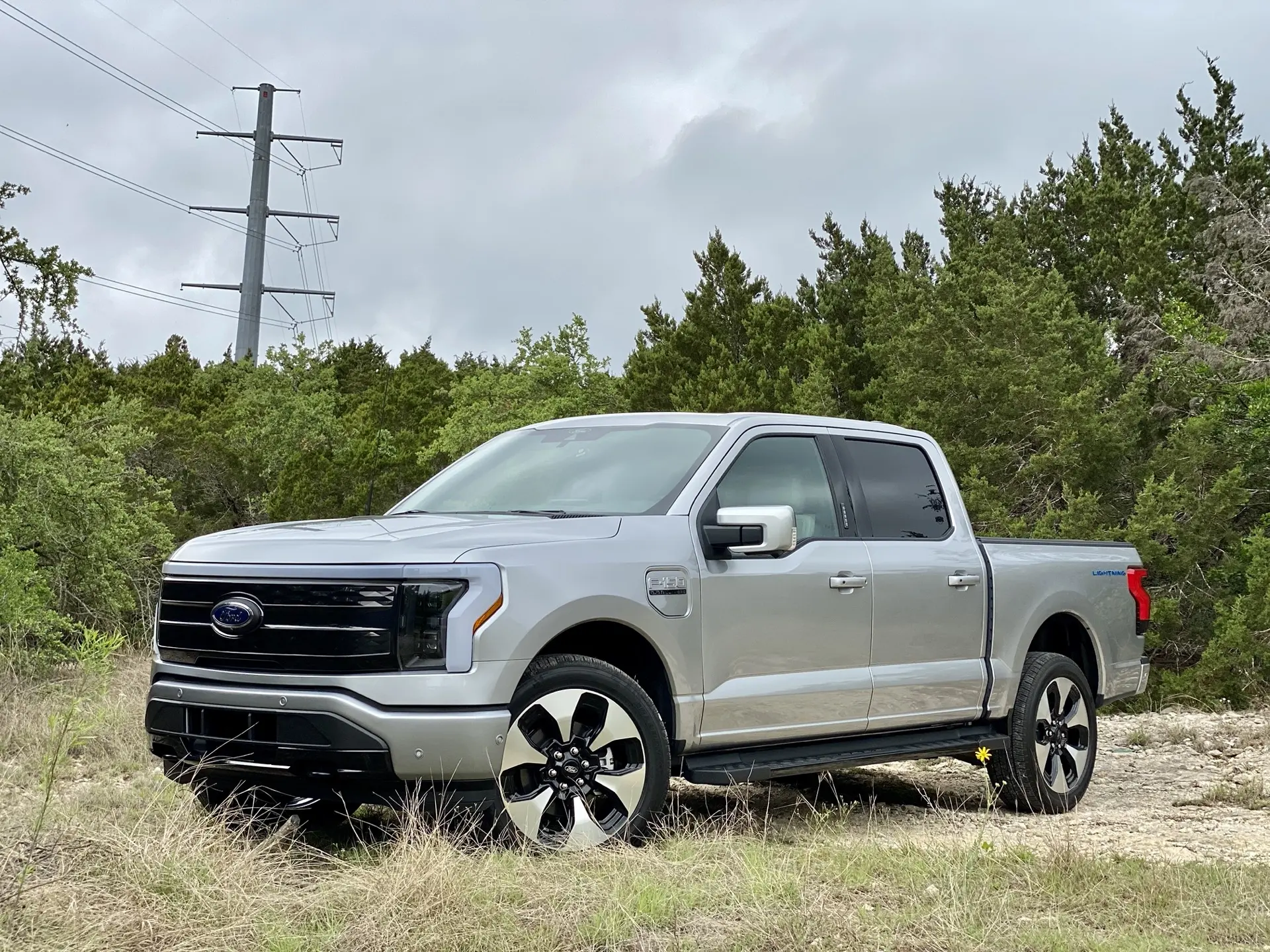 فورد F-150 Lightning در حالت بارگیری با طراحی کاربردی و فضای داخلی مدرن