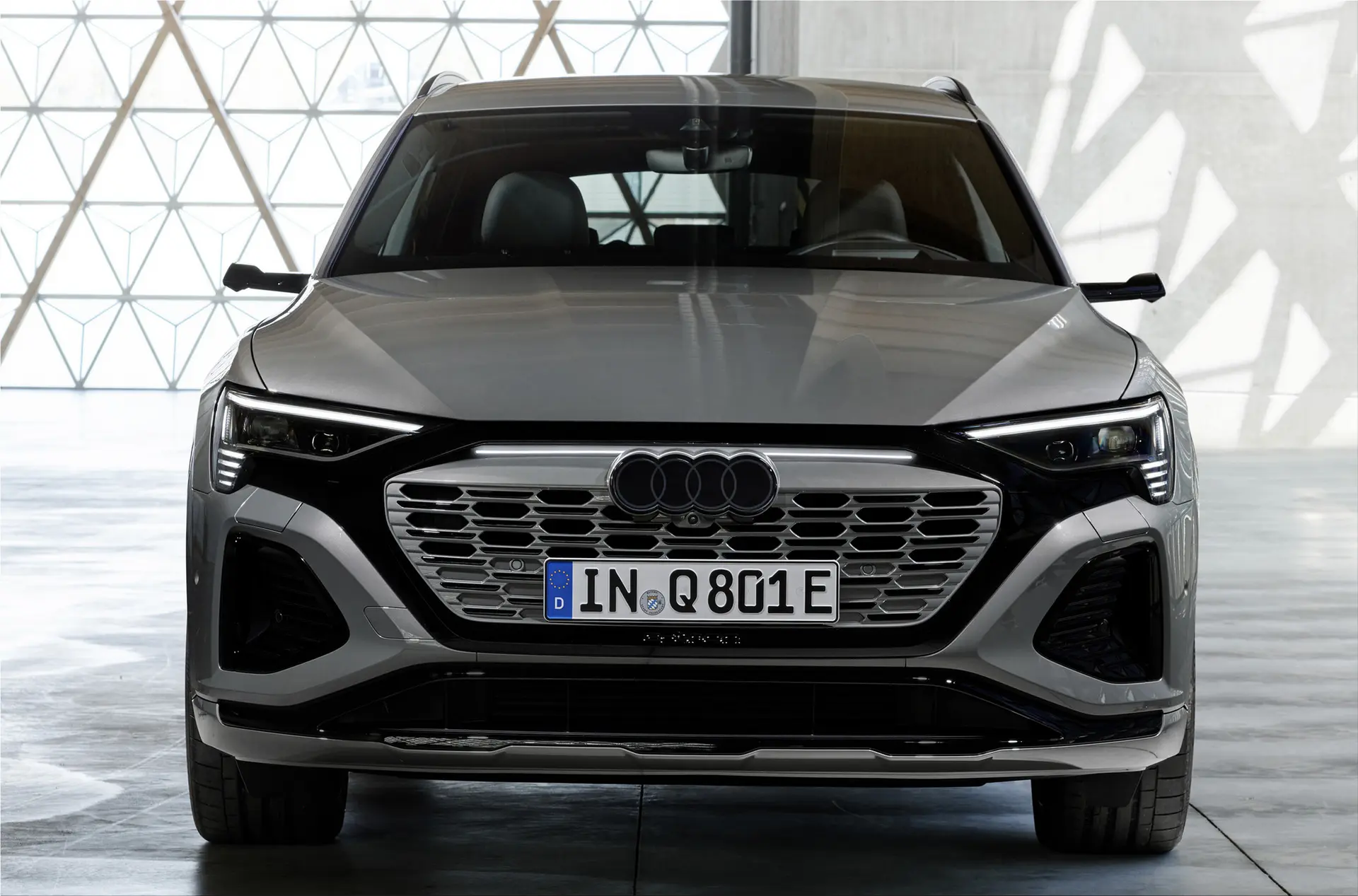 طراحی بیرونی آودی Q8 e-tron با چراغ‌های LED پیشرفته و خطوط تیز