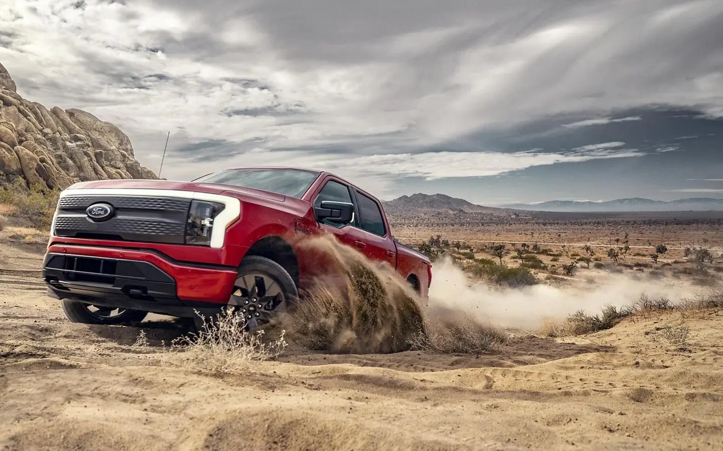 فورد F-150 Lightning در حال حرکت در مسیر جاده‌ای با طراحی مدرن و خطوط هوشمند