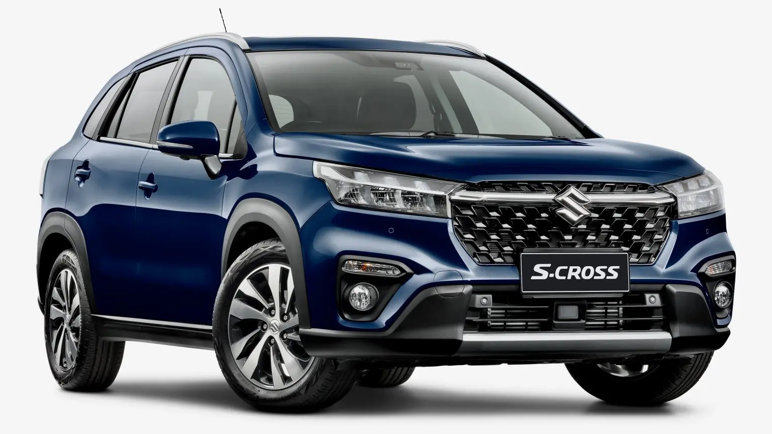 سوزوکی S-Cross در حال رانندگی با طراحی مدرن و چراغ‌های LED
