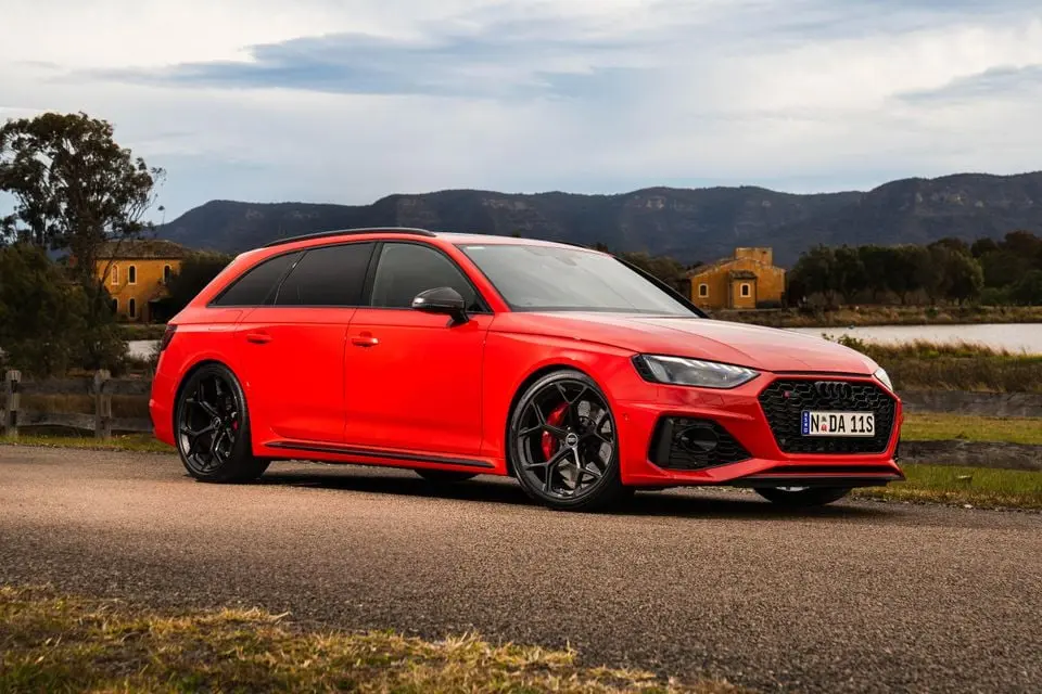 آودی RS4 Avant با طراحی استیشن واگن و سیستم تعلیق adaptive air suspension