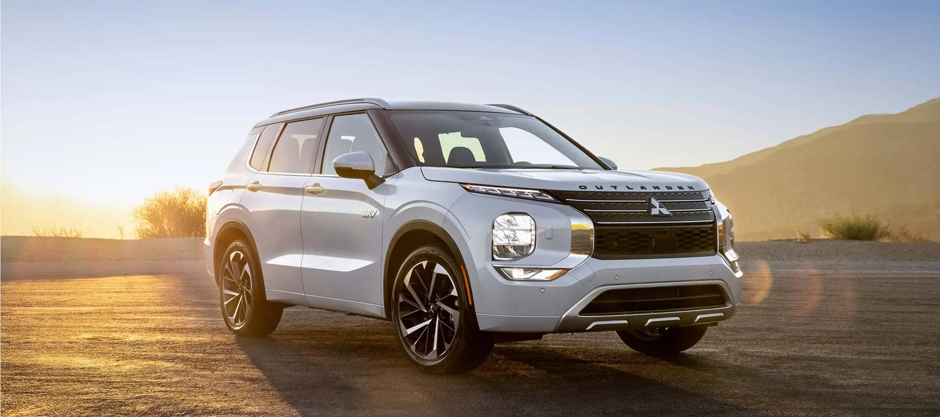 میتسوبیشی اوتلندر PHEV در شرایط جاده‌ای با طراحی مناسب برای مسافت‌های طولانی