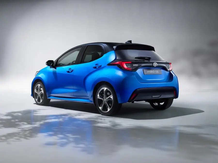 طراحی داخلی و داشبورد Toyota Yaris با نمایشگر دیجیتال و دکمههای کنترل الکترونیکی