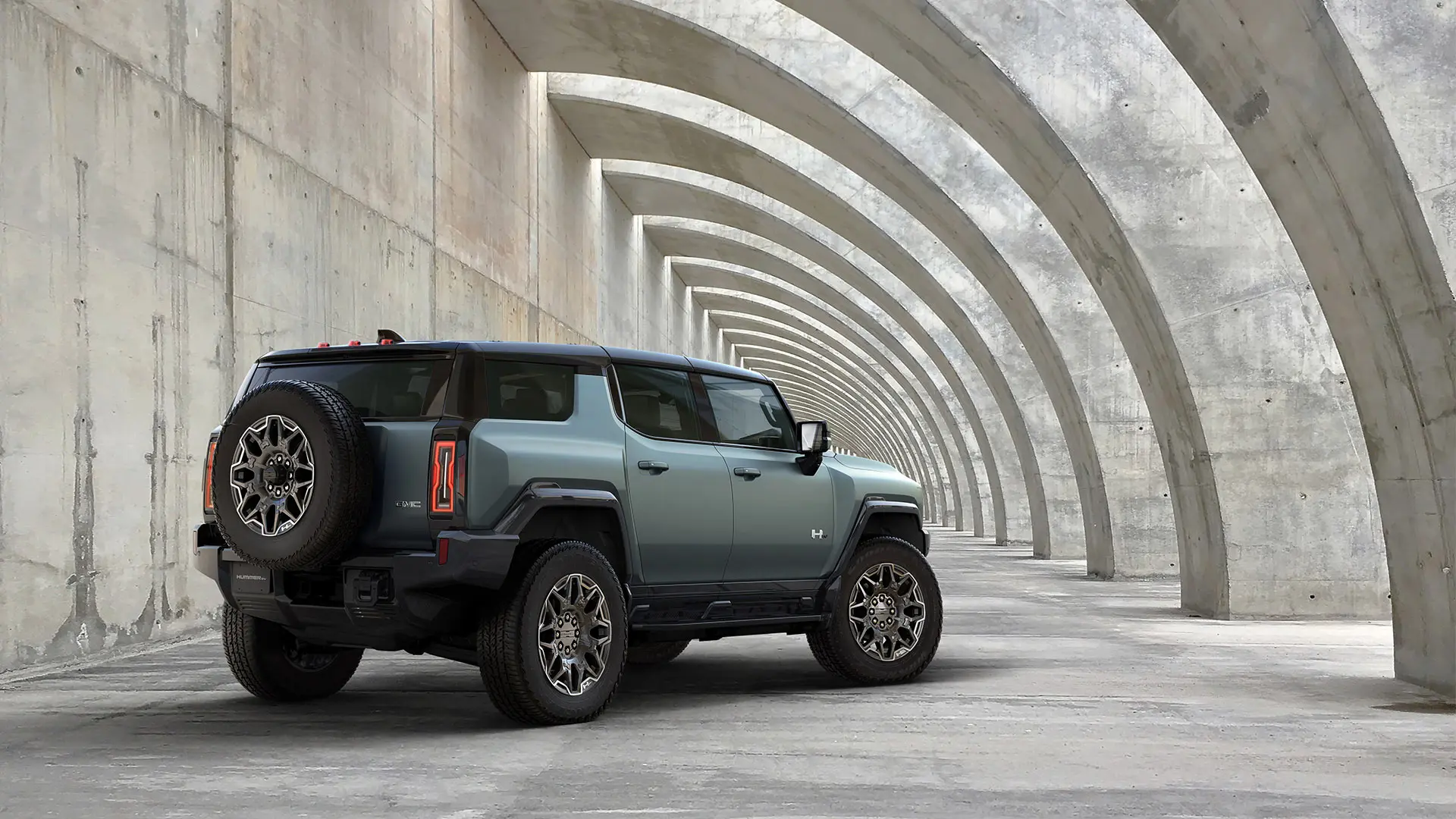 طراحی خارجی Hummer EV با خطوط تیز و چراغ‌های LED بزرگ